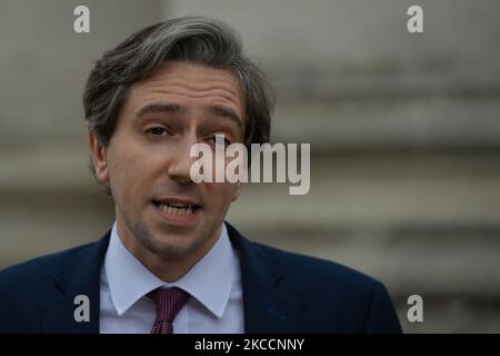 Simon Harris, Minister für Weiter- und Hochschulbildung, Forschung, Innovation und Wissenschaft, spricht bei seiner Ankunft in Regierungsgebäuden in Dublin mit den Medien. Am Dienstag, den 13. April 2021, in Dublin, Irland. (Foto von Artur Widak/NurPhoto) Stockfoto