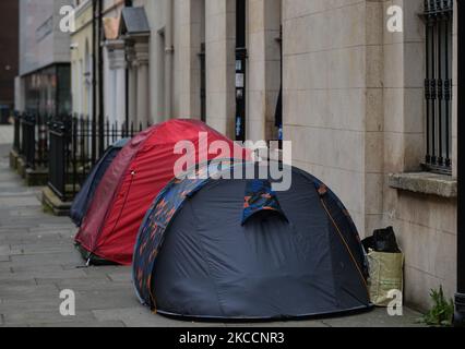 Ein Blick auf die Zelte von Rough Sleeper im Stadtzentrum von Dublin während der COVID-19-Sperre. Am Dienstag, den 13. April 2021, in Dublin, Irland. (Foto von Artur Widak/NurPhoto) Stockfoto