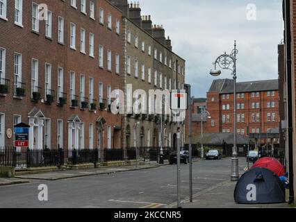 Ein Blick auf die Zelte von Rough Sleeper im Stadtzentrum von Dublin während der COVID-19-Sperre. Am Dienstag, den 13. April 2021, in Dublin, Irland. (Foto von Artur Widak/NurPhoto) Stockfoto