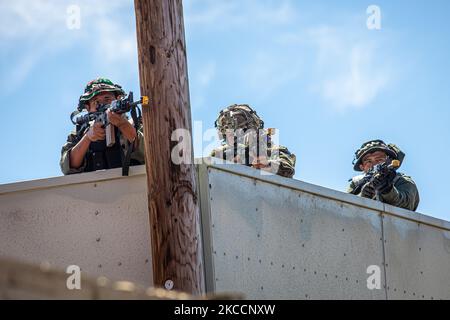 Soldaten der US-Armee aus 3. Squadron, 4. Kavallerieregiment, 3. Brigade Combat Team, 25. Infantry Division, und indonesische Soldaten dienen als gegnerische Kraft und feuern auf Pohakuloa Training Grounds, Hawaii, 2. November 2022. Joint Pacific Multinic Readiness Center 23-01 ist eine realistische Trainingsrotation, die es uns ermöglicht, strategische Bewegungen zu üben und in einzigartigen Umgebungen und Bedingungen zu trainieren, in denen sie im Falle einer Krise oder eines Konflikts am wahrscheinlichsten eingesetzt werden Armeefoto von PFC. Mariah Aguilar, 25. Infanterie-Division) Stockfoto