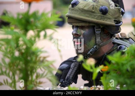 Ein tschechischer Soldat sorgt während einer Trainingsübung für Sicherheit. Stockfoto