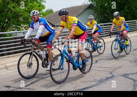 Radfahrer von Project HERO werden gesehen, als sie am 13. April 2021 den ersten Tag der Texas Challenge 2021 in Austin, USA, beginnen. Eine 6-tägige, 300 Meilen lange Fahrradtour von Austin nach Forth Worth, Texas. Project HERO ist eine Non-Profit-Organisation, die verwundete und behinderte Veteranen und Ersthelfer durch verschiedene Radsportprogramme und Veranstaltungen nutzt. (Foto von Jason Whitman/NurPhoto) Stockfoto