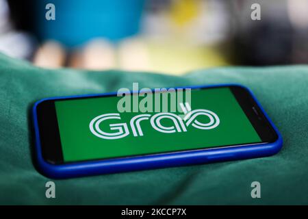 Das auf einem Telefonbildschirm angezeigte Grab-Logo ist auf diesem Bild zu sehen, das am 14. April 2021 in Krakau, Polen, aufgenommen wurde. (Foto von Jakub Porzycki/NurPhoto) Stockfoto