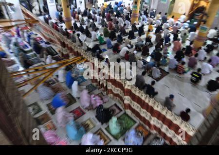 Muslime verrichten das dritte Tarawih-Gebet im Monat Ramadan 1442 Hijriah in der Sabiilul Muhtadin Karampe Moschee, Palu City, Zentral-Sulawesi, Mittwoch, 14. April, 2021. Die lokale Regierung erlaubt die Umsetzung von Tarawih-Gebeten in der Gemeinde durch die Einführung strenger COVID-19-Gesundheitsprotokolle und die Begrenzung der Kapazität von Moscheen. Bis zu 50 Prozent. (Foto von Faldi Muhammad/NurPhoto) Stockfoto