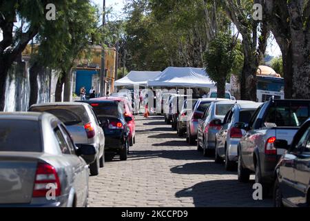 Während der Impfkampagne COVID-19 in Paraisopolis, Brasilien, am 14. April 2021 stehen Menschen in ihren Autos an. In der kleinen Stadt mit 20 Einwohnern, die sich im Süden von Minas Gerais befindet, lieferte das Rathaus nur 140 Dosen Astra-Zeneca-Impfstoff zur Impfung älterer Menschen mit 67 Jahren. Die Linie der Autos, wird um 6 Uhr gestartet und um 9:30 Uhr die Dosen beendet. (Foto von Mauricio Camargo/NurPhoto) Stockfoto