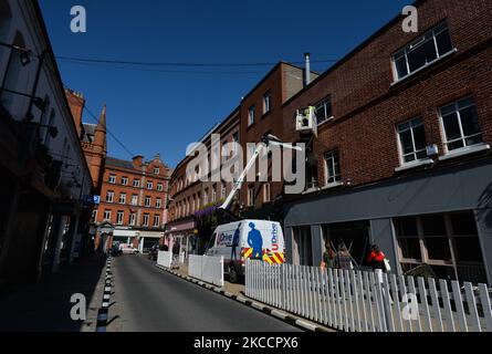 Während der COVID-19-Sperre reinigt ein Mann mit einem Kirschpflücker die Fassade eines Geschäftsgebäudes im Stadtzentrum von Dublin. Am Mittwoch, den 14. April 2021, in Dublin, Irland. (Foto von Artur Widak/NurPhoto) Stockfoto