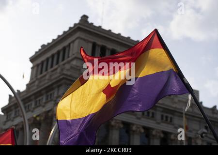 Am 14. April 2021 marschieren Menschen während einer Demonstration zum 90.. Jahrestag der Proklamation der Zweiten Spanischen Republik im Jahr 1931 in Madrid. (Foto von Oscar Gonzalez/NurPhoto) Stockfoto