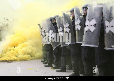 Deutsche Soldaten bilden eine Absturzlinie, während sie Aufstandskontrolltrainings durchführen. Stockfoto