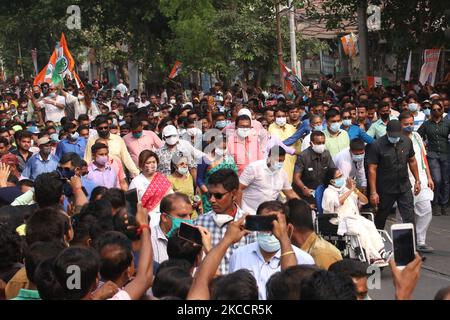 Mamata Banerjee Chief von TMC und CM von Westbengalen sitzen im Rollstuhl auf der Roadshow während des Wahlkampfs in Kalkutta, Indien, am 15. April 2021. (Foto von Debajyoti Chakraborty/NurPhoto) Stockfoto