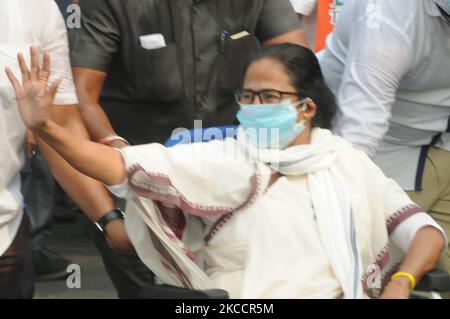 Mamata Banerjee Chief von TMC und CM von Westbengalen sitzen im Rollstuhl auf der Roadshow während des Wahlkampfs in Kalkutta, Indien, am 15. April 2021. (Foto von Debajyoti Chakraborty/NurPhoto) Stockfoto