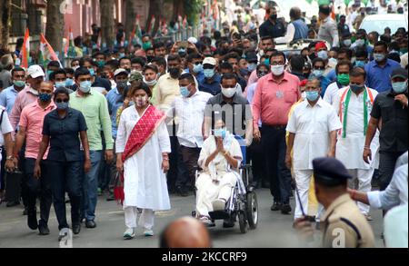 Der westbengalische Chief Minister & Trinamool Congress (TMC) Supremo Mamata Banerjee nahm am 15.. April 2021 in Kalkutta, Indien, an einer massiven Roadshow vor der Phase der Parlamentswahlen 5. Teil. (Foto von Sonali Pal Chaudhury/NurPhoto) Stockfoto