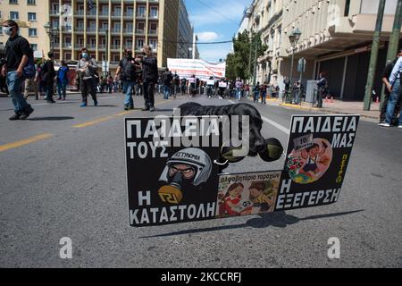 Ein Hund mit einem Banner mit der Aufschrift „Repression is their Education“ während des Protests gegen den von der Regierung propagierten Plan zur Schaffung engagierter Universitätspolizisten zur Patrouille an den Campus in Athen, Griechenland, am 15. April 2021. (Foto von Maria Chourdari/NurPhoto) Stockfoto