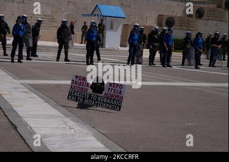 Ein Hund mit einem Banner mit der Aufschrift „Repression is their Education“ während des Protests gegen den von der Regierung propagierten Plan zur Schaffung engagierter Universitätspolizisten zur Patrouille an den Campus in Athen, Griechenland, am 15. April 2021. (Foto von Maria Chourdari/NurPhoto) Stockfoto