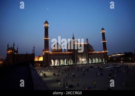 Muslimische Anhänger versammeln sich während des heiligen Monats Ramadan inmitten der Ausbreitung der Coronavirus-Krankheit (Covid-19) am 15. April 2021 in Neu-Delhi, Indien, in der beleuchteten Jama Masjid-Moschee. (Foto von Mayank Makhija/NurPhoto) Stockfoto