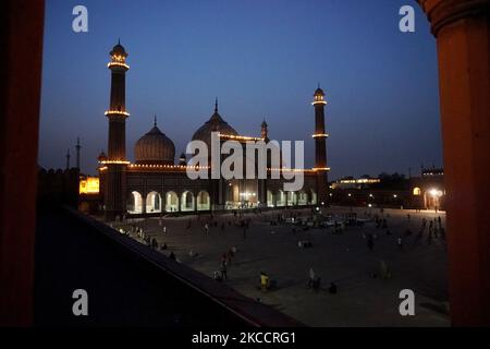 Muslimische Anhänger versammeln sich während des heiligen Monats Ramadan inmitten der Ausbreitung der Coronavirus-Krankheit (Covid-19) am 15. April 2021 in Neu-Delhi, Indien, in der beleuchteten Jama Masjid-Moschee. (Foto von Mayank Makhija/NurPhoto) Stockfoto