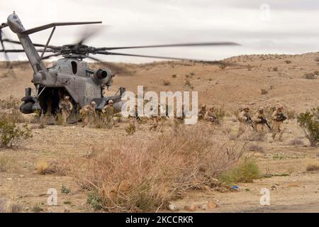 US-Marineinfanteristen führen einen Motor aus, der von einem CH-53E Super Hengst ausgelagert wird. Stockfoto