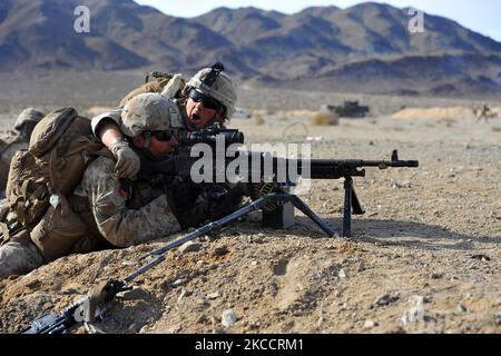 US-Marineinfanteristen feuern ihr Maschinengewehr von M240 ab. Stockfoto