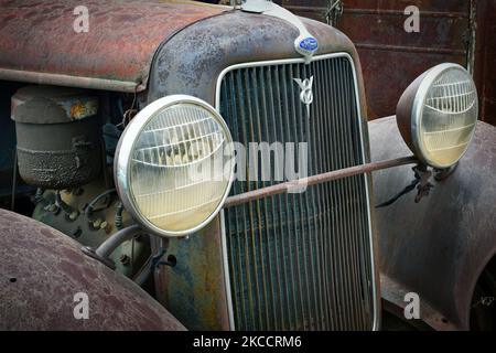 Klassische Linien aus den 1930er Jahren mit 90 Jahren Rost und Patina in der heißen New Mexico Sun Stockfoto