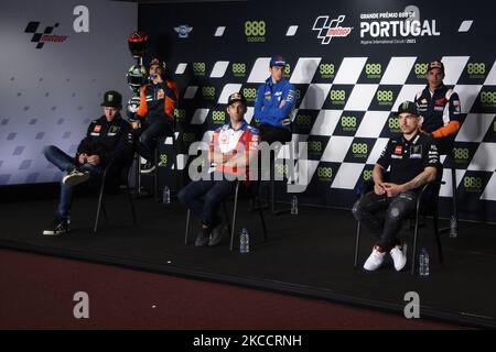 Hintere Reihe L-R: Miguel Oliveira (88) aus Portugal und Red Bull KTM Factory Racing, Joan mir (36) aus Spanien und das Team Suzuki Ecstar, Marc Marquez (93) aus Spanien und Repsol Honda Team. Erste Reihe L-R: Fabio Quartararo (20) aus Frankreich und Monster Energy Yamaha MotoGP , Johann Zarco (5) aus Frankreich und Pramac Racing Ducati , Maverick Vinales (12) aus Spanien und Monster Energy Yamaha MotoGP während der Pressekonferenz vor der Grande Prémio 888 de Portugal auf der Autodromo Internacional do Algarve am 15. April 2021 in Portimao, Portugal. (Foto von Jose Breton/Pics Action/NurPhoto) Stockfoto