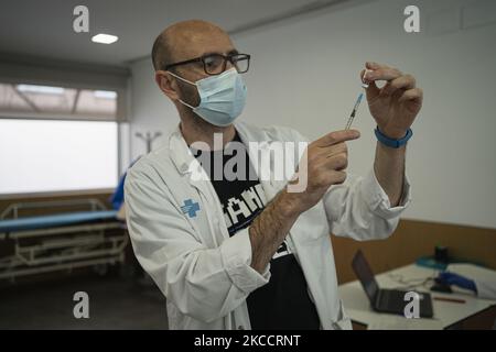 Am 15. April 2021 bereitet eine Krankenschwester die Pfizer-Impfdosis in Casal de Gent Gran Quatre Cantons in Barcelona, Spanien, vor. (Foto von Pau de la Calle/NurPhoto) Stockfoto