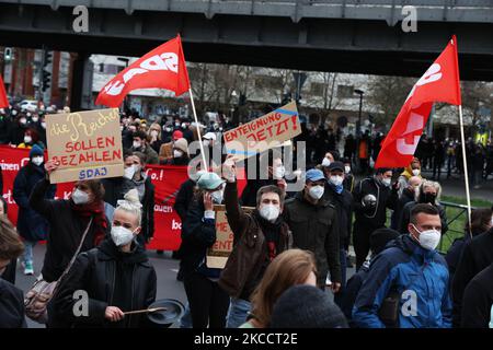 Menschen nehmen an einer Demonstration Teil, um gegen das heutige Urteil des Bundesverfassungsgerichts zu protestieren, das am 15. April 2021 die Berliner Mietgrenze in Berlin annulliert. (Foto von Emmanuele Contini/NurPhoto) Stockfoto