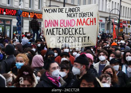 Menschen nehmen an einer Demonstration Teil, um gegen das heutige Urteil des Bundesverfassungsgerichts zu protestieren, das am 15. April 2021 die Berliner Mietgrenze in Berlin annulliert. (Foto von Emmanuele Contini/NurPhoto) Stockfoto