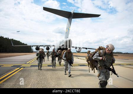 Flieger verlassen eine C-17 Globemaster III Stockfoto