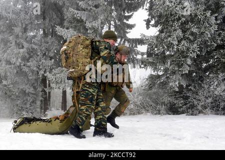 Multinationale Soldaten trainieren bei widrigen Wetterbedingungen. Stockfoto