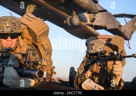 US-Marineinfanteristen legen während des schnellen Seiltrainings einen Perimeter fest. Stockfoto