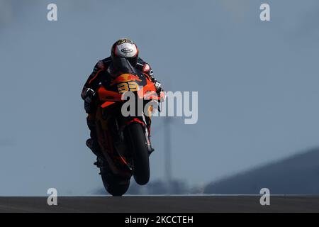 Brad Binder (33) aus Südafrika und Red Bull KTM Factory Racing während des Grande Premio 888 de Portugal auf der Autodromo Internacional do Algarve am 16. April 2021 in Portimao, Portugal. (Foto von Jose Breton/Pics Action/NurPhoto) Stockfoto