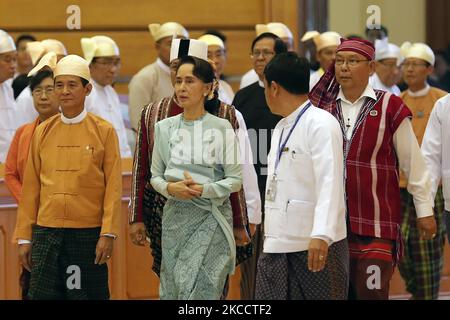 ( FILE Photo ) der neu gewählte Präsident von Myanmar, Win Myint (L), die Botschaftsrätin von Myanmar, Aung San Suu Kyi (C) und der Vorsitzende des Parlaments des Oberhauses von Myanmar, Mahn Win Khaing Than (R) nehmen am 30. März an der Vereidigung des Präsidenten von Myanmar im Unionsparlament in Naypyitaw, Myanmar, Teil. 2018. Nach dem Militärputsch im Februar kündigte das Komitee, das Pyidaungsu HluttawÂ vertritt, am 16. April 2021 die Bildung der Regierung der Nationalen Einheit an. (Foto von Myat Thu Kyaw/NurPhoto) Stockfoto