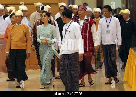 ( FILE Photo ) der neu gewählte Präsident von Myanmar, Win Myint (L), die Botschaftsrätin von Myanmar, Aung San Suu Kyi (C) und der Vorsitzende des Parlaments des Oberhauses von Myanmar, Mahn Win Khaing Than (R) nehmen am 30. März an der Vereidigung des Präsidenten von Myanmar im Unionsparlament in Naypyitaw, Myanmar, Teil. 2018. Nach dem Militärputsch im Februar kündigte das Komitee, das Pyidaungsu HluttawÂ vertritt, am 16. April 2021 die Bildung der Regierung der Nationalen Einheit an. (Foto von Myat Thu Kyaw/NurPhoto) Stockfoto