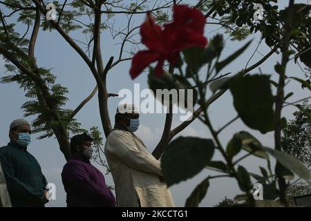 Am 16. April 2021 beten Verwandte bei der Beerdigung ihrer Familien auf dem öffentlichen Friedhof Covid-19 in Dhaka, Bangladesch. (Foto von Syed Mahamudur Rahman/NurPhoto) Stockfoto