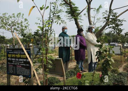 Am 16. April 2021 beten Verwandte bei der Beerdigung ihrer Familien auf dem öffentlichen Friedhof Covid-19 in Dhaka, Bangladesch. (Foto von Syed Mahamudur Rahman/NurPhoto) Stockfoto