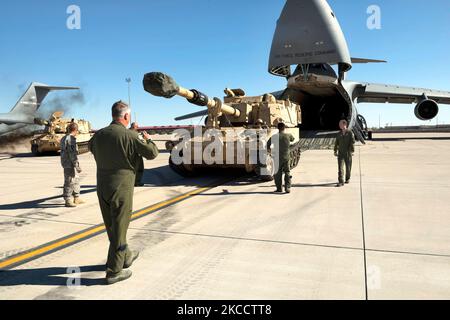 Soldaten führen eine STRAT Air-Bewegung mit zwei M109A6-Paladinen und einer C-5-Galaxie durch. Stockfoto