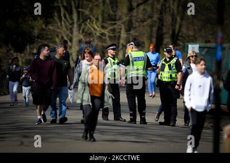 Polizeibeamte werden bei sonnigem Wetter am 16. April 2021 im Kelvingrove Park in Glasgow, Schottland, auf Patrouille gesehen. Die Einschränkungen von Covid 19 beginnen sich ab heute zu lockern, sodass sich sechs Personen aus bis zu sechs Haushalten im Freien treffen können und die Reisebeschränkungen innerhalb des Bezirks verringert werden. (Foto von Ewan Bootman/NurPhoto) Stockfoto