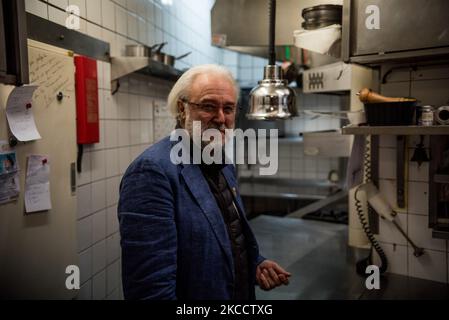 Philippe Faure-Brac, französischer Sommelier, in der Küche seiner Brasserie, die wegen COVID geschlossen wurde. Faure-Brac gewann 1992 den World's Best Sommelier Wettbewerb in Rio de Janeiro. Seit 2016 ist er Präsident der französischen Sommelier-Union. Paris, am 29. März 2021. (Foto von Andrea Savorani Neri/NurPhoto) Stockfoto