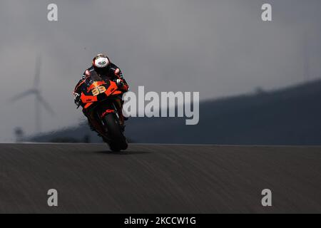 Brad Binder (33) aus Südafrika und Red Bull KTM Factory Racing während des Grande Premio 888 de Portugal auf der Autodromo Internacional do Algarve am 16. April 2021 in Portimao, Portugal. (Foto von Jose Breton/Pics Action/NurPhoto) Stockfoto