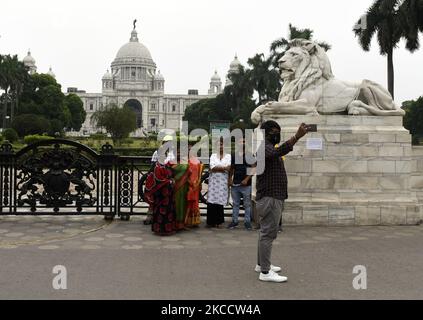 Menschen machen Selfie-Fotos vor einem geschlossenen Tor der Victoria Memorial Hall in Kalkutta, Indien, 16. April 2021. Die Victoria Memorial Hall ist vom 16. April bis zum 15. Mai wegen eines Coronavirus-Notfalls in Kalkutta, Indien, geschlossen. (Foto von Indranil Aditya/NurPhoto) Stockfoto