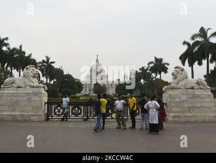 Menschen machen Selfie-Fotos vor einem geschlossenen Tor der Victoria Memorial Hall in Kalkutta, Indien, 16. April 2021. Die Victoria Memorial Hall ist vom 16. April bis zum 15. Mai wegen eines Coronavirus-Notfalls in Kalkutta, Indien, geschlossen. (Foto von Indranil Aditya/NurPhoto) Stockfoto