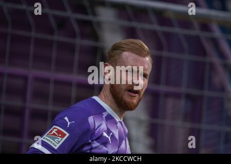 Sebastian Kerk von Osnabrück schaut beim zweiten Bundesliga-Spiel zwischen dem VfL Osnabrück und dem SSV Jahn Regensburg am 14. April 2021 in Osnabrück auf Bremer Bruder zu. (Foto von Peter Niedung/NurPhoto) Stockfoto