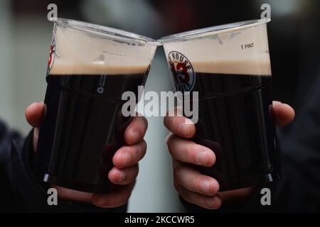 Während der COVID-19-Sperre genießen die Menschen Guinness-Bier zum Mitnehmen in den Plastikbechern von Hop House Lager in der Straße im Stadtzentrum von Dublin. Am Freitag, den 16. April 2021, in Dublin, Irland. (Foto von Artur Widak/NurPhoto) Stockfoto