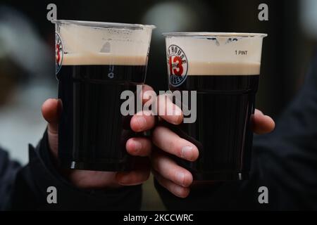 Während der COVID-19-Sperre genießen die Menschen Guinness-Bier zum Mitnehmen in den Plastikbechern von Hop House Lager in der Straße im Stadtzentrum von Dublin. Am Freitag, den 16. April 2021, in Dublin, Irland. (Foto von Artur Widak/NurPhoto) Stockfoto