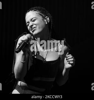 (ANMERKUNG DER REDAKTION: Bild wurde in Schwarz und Weiß umgewandelt) die Sängerin Dora Postigo Bose während der Aufführung im Conde Duque Center in Madrid, Spanien am 16. April 2021. (Foto von Oscar Gonzalez/NurPhoto) Stockfoto