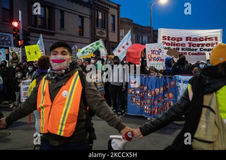 Demonstranten marschieren während einer Kundgebung am 16. April 2021 in Chicago, Illinois, durch das Viertel Logan Square. Die Kundgebung wurde abgehalten, um gegen die Tötung des 13-jährigen Adam Toledo durch einen Polizeibeamten aus Chicago am 29.. März zu protestieren. (Foto von Max Herman/NurPhoto) Stockfoto