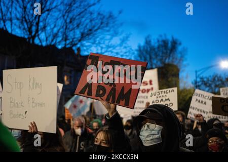 Demonstranten marschieren während einer Kundgebung am 16. April 2021 in Chicago, Illinois, durch das Viertel Logan Square. Die Kundgebung wurde abgehalten, um gegen die Tötung des 13-jährigen Adam Toledo durch einen Polizeibeamten aus Chicago am 29.. März zu protestieren. (Foto von Max Herman/NurPhoto) Stockfoto