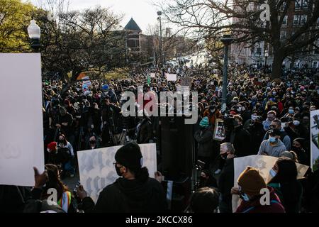 Demonstranten hören Aktivisten während einer Pressekonferenz am Logan Square Monument in Chicago am 16. April 2021 zu. Tausende von Demonstranten kamen heraus, um die Rechenschaftspflicht der Polizei zu fordern, nachdem ein Offizier den 13-jährigen Adam Toledo im Viertel Little Village auf der Südseite Chicagos erschoss und tötete. (Foto von Jim Vondruska/NurPhoto) Stockfoto