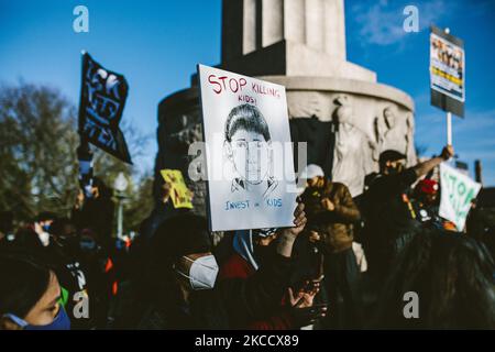 Ein Protestler hält während einer Pressekonferenz am Logan Square Monument in Chicago am 16. April 2021 ein handgezeichnetes Porträt von Adam Toledo. Tausende von Demonstranten kamen heraus, um die Rechenschaftspflicht der Polizei zu fordern, nachdem ein Offizier den 13-jährigen Adam Toledo im Viertel Little Village auf der Südseite Chicagos erschoss und tötete. (Foto von Jim Vondruska/NurPhoto) Stockfoto
