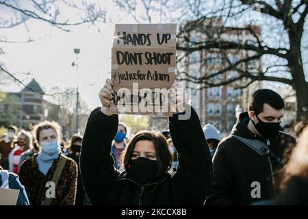 Ein Protestler hält während der Pressekonferenz am 16. April 2021 im Logan Square Monument in Chicago ein Schild. Tausende von Demonstranten kamen heraus, um die Rechenschaftspflicht der Polizei zu fordern, nachdem ein Offizier den 13-jährigen Adam Toledo im Viertel Little Village auf der Südseite Chicagos erschoss und tötete. (Foto von Jim Vondruska/NurPhoto) Stockfoto