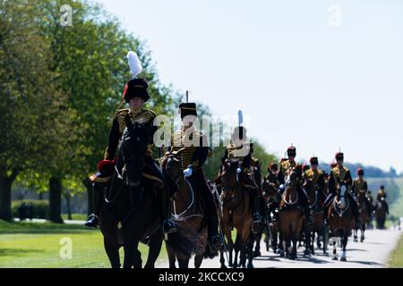 Die Mitglieder der Königstruppe Royal Horse Artillery sind am Tag der Beerdigung des britischen Prinzen Philip, des Ehemannes von Königin Elizabeth in Windsor, Großbritannien, am 17. April 2021 abgebildet. Der Herzog von York. Prinz Philip, die Gemahlin der längsten regierenden englischen Monarchin der Geschichte, Königin Elizabeth II., starb am 9. April 2021, zwei Monate vor seinem Geburtstag von 100.. (Foto von Maciek Musialek/NurPhoto) Stockfoto